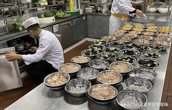 下館子吃的是預(yù)制菜還是大廚現(xiàn)炒？消費者如何維護(hù)知情權(quán)